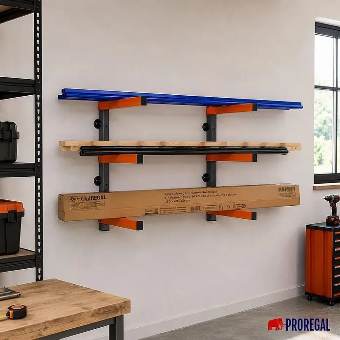 Proregal Kragarmregal Wandmontage mit 3 Ebenen Garage Organize - Traglast pro Träger: 50 kg, Grau/Orange - Ein schwarz-orangefarbenes Wandregalsystem in einer Werkstatt, das verschiedene Gegenstände wie Rohre und eine Box lagert.