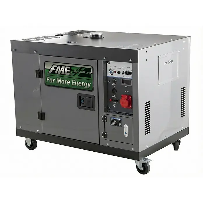 FME Stromerzeuger FME SP8500D Diesel AVR Notstromaggregat 10,6kVA 230V/400V - HVO100 - Nennleistung: 8 kW, Tankvolumen: 25 l - Ein grauer und schwarzer mobiler Generator auf Rollen mit Bedienfeld, verschiedenen Steckdosen und dem Logo 'FME generator.com'.
