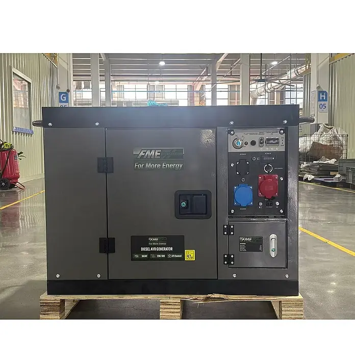 FME Stromerzeuger FME SP8500D Diesel AVR Notstromaggregat 10,6kVA 230V/400V - HVO100 - Nennleistung: 8 kW, Tankvolumen: 25 l - Ein grauer FME Dieselgenerator mit Bedienfeld und Steckdosen auf einer Holzpalette in einer Industriehalle.