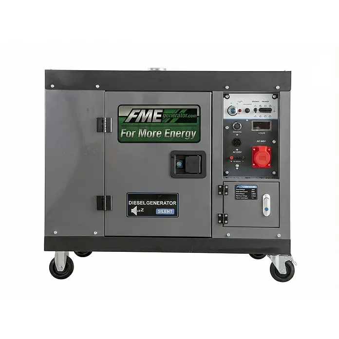 FME Stromerzeuger FME SP8500D Diesel AVR Notstromaggregat 10,6kVA 230V/400V - HVO100 - Nennleistung: 8 kW, Tankvolumen: 25 l - Grauer gekapselter Dieselgenerator auf Rollen, mit Bedienfeld und verschiedenen Steckdosen, mit "FME generator.com" Branding und "Silent" Aufschrift.