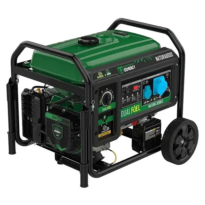 Genergy Stromerzeuger Dualfuel Stromerzeuger 5500W Genergy Natura 6000 SVR - Benzin & LPG - Nennleistung: 5 kW, Tankvolumen: 28 l - Grüner und schwarzer, tragbarer Dual-Fuel-Generator mit Bedienfeld, Rädern und einem oben angebrachten Griff.