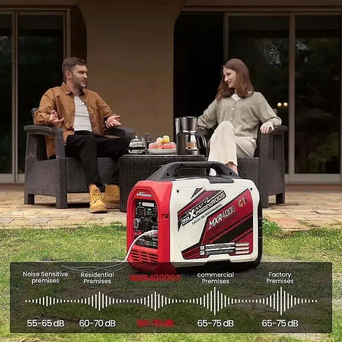 MaXpeedingrods Stromerzeuger 3500W DualFuel Inverter Stromerzeuger mit App Steuerung maXpeedingrods... - Nennleistung: 3,1 kW, Tankvolumen: 4 l - Roter und weißer tragbarer Inverter-Generator MXR4000 GT draußen, der leisen Betrieb mit Geräuschpegelgrafik zeigt.