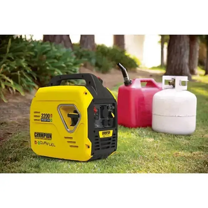 Champion Power Equipment Stromerzeuger 2200 Watt DualFuel Inverter Stromerzeuger Champion MightyAtom 2200 - Nennleistung: 1,9 kW, Tankvolumen: 4 l - Gelber und schwarzer Champion Inverter-Generator, mit einem roten Benzinkanister und weißem Propantank daneben.