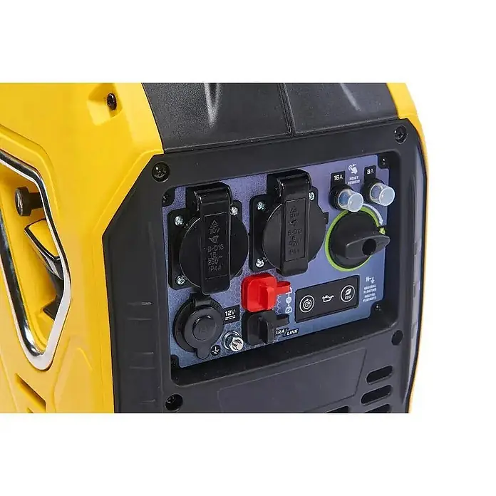 Champion Power Equipment Stromerzeuger 2200 Watt Benzin Inverter Stromerzeuger Champion MightyAtom 2200 - Nennleistung: 1,9 kW, Tankvolumen: 4 l - Nahaufnahme des Bedienfelds eines gelb-schwarzen tragbaren Generators mit AC/DC-Steckdosen, Wahlschalter und Kontrollleuchten.