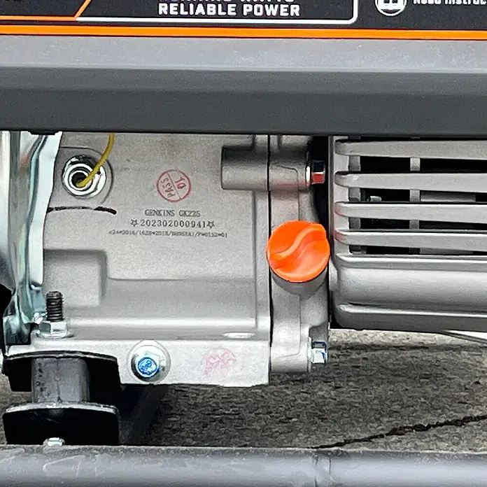 KIPOR Stromerzeuger Stromerzeuger AVR Benzin KIPOR AG3500 3500 Watt - Nennleistung: 3 kW, Tankvolumen: 15 l - Silberner Generator-Motorblock mit orangefarbener Kappe, beschriftet mit „GENKINS GKZ25“ und Produktionsnummer „202302000941“.