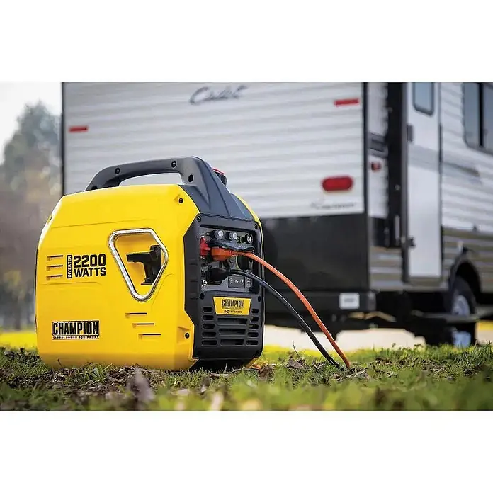 Champion Power Equipment Stromerzeuger 2200 Watt Benzin Inverter Stromerzeuger Champion MightyAtom 2200 - Nennleistung: 1,9 kW, Tankvolumen: 4 l - Gelber und schwarzer Champion 2200-Watt Inverter-Generator versorgt einen Wohnwagen auf Gras.