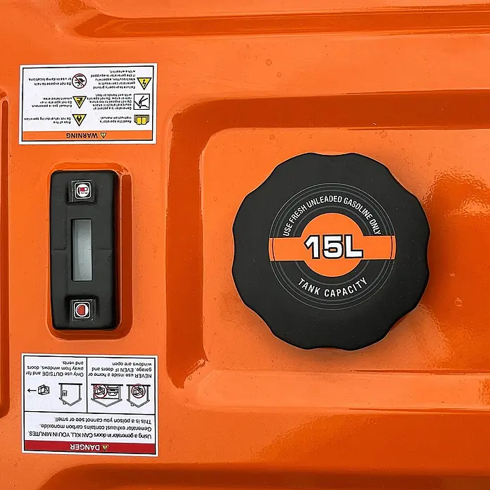 KIPOR Stromerzeuger Stromerzeuger AVR Benzin KIPOR AG3500 3500 Watt - Nennleistung: 3 kW, Tankvolumen: 15 l - Orangefarbene Generatoroberseite mit schwarzem 15L Tankdeckel und digitalem Display mit Sicherheitshinweisen.