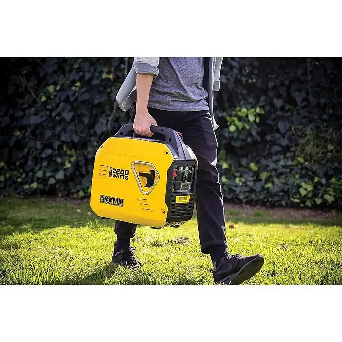 Champion Power Equipment Stromerzeuger 2200 Watt Benzin Inverter Stromerzeuger Champion MightyAtom 2200 - Nennleistung: 1,9 kW, Tankvolumen: 4 l - Gelber und schwarzer Champion tragbarer Generator, von einer Person getragen.