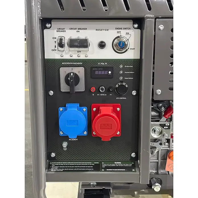 FME Stromerzeuger FME 11000iD-O Diesel Inverter Stromerzeuger 230V / 400V 11,25kVA - HVO100 - Nennleistung: 8,5 kW, Tankvolumen: 25 l - Graues und schwarzes Generator-Bedienfeld mit Schaltern, Digitalanzeige und mehreren Steckdosen.