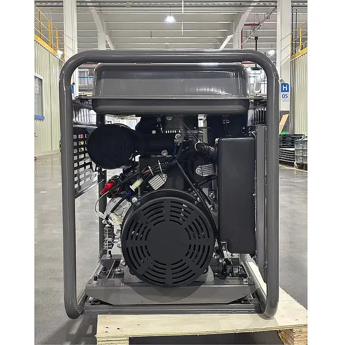FME Stromerzeuger FME 11000iD-O Diesel Inverter Stromerzeuger 230V / 400V 11,25kVA - HVO100 - Nennleistung: 8,5 kW, Tankvolumen: 25 l - Robuster grauer Industriegenerator mit Schutzrahmen aus Metall und sichtbaren Motorkomponenten.