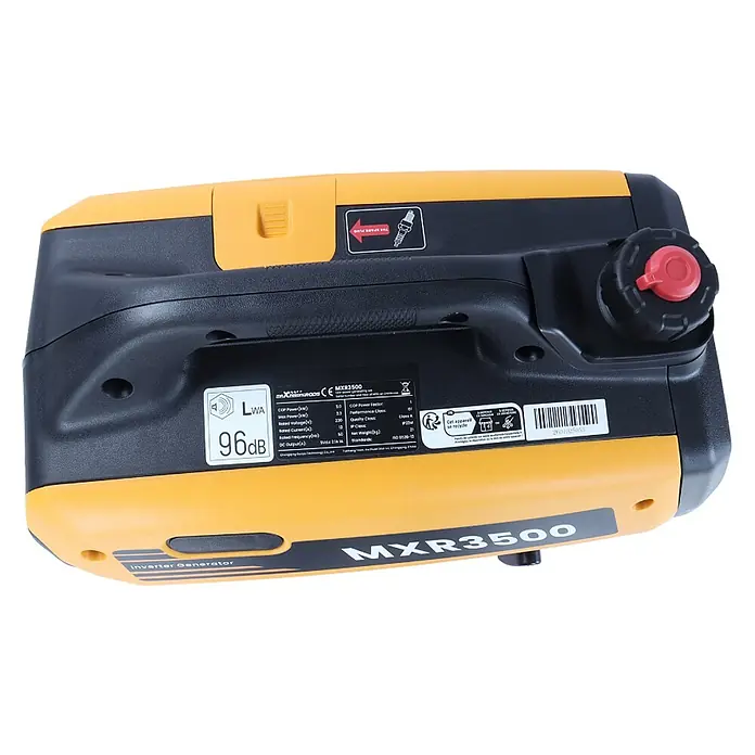 MaXpeedingrods Stromerzeuger 3300 Watt Benzin Inverter Stromerzeuger maXpeedingrods MXR 3500 mit LE... - Nennleistung: 3 kW, Tankvolumen: 4 l - Blick von oben auf einen gelb-schwarzen MXR3500 Inverter-Generator mit Typenschild, Tankdeckel und Zündkerzenhinweis.