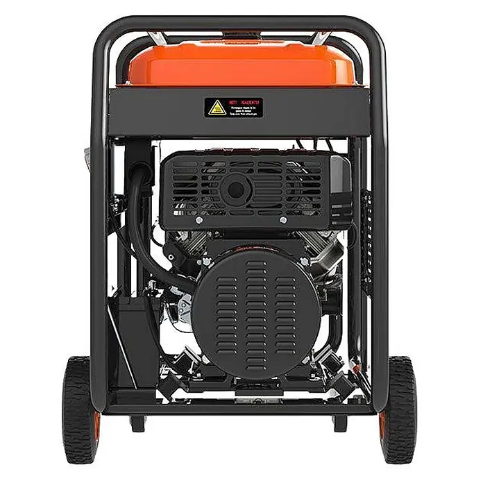 Genergy Stromerzeuger Benzin Stromerzeuger 18kW (22.5kVA) Genergy STELVIO S - IP67 - Nennleistung: 5,7 kW, Tankvolumen: 50 l - Rückansicht eines schwarzen und orangefarbenen tragbaren Stromgenerators mit Rädern, Motor und Rahmen sichtbar.
