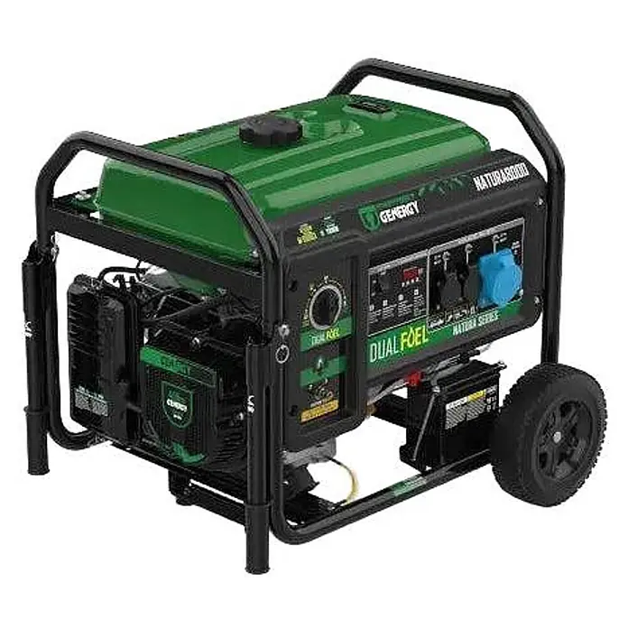 Genergy Stromerzeuger Dualfuel Stromerzeuger 8500W Genergy Natura 8000 SVR - Benzin & LPG - Nennleistung: 8 kW, Tankvolumen: 28 l - Grün-schwarzer tragbarer Dual-Fuel-Generator mit Bedienfeld, Motor und Rädern.