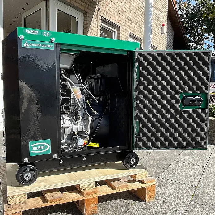 FME Stromerzeuger Stromerzeuger Diesel Inverter 5500 Watt FME XG-SF 5600D Carbon - HVO100 - Nennleistung: 5 kW, Tankvolumen: 20 l - Grüner und schwarzer leiser Generator mit offener Seitenwand, die Motor und Schalldämmung zeigt. Für den Außeneinsatz und mobil.