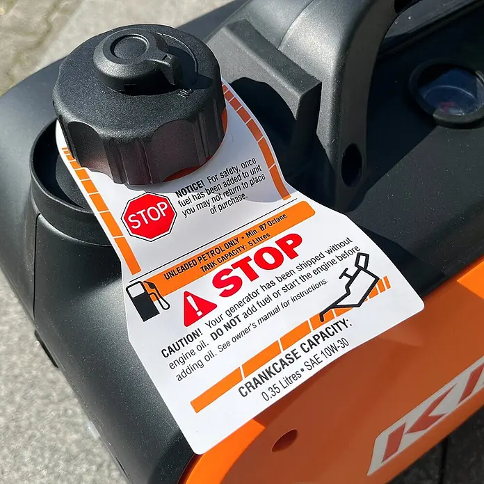 KIPOR Stromerzeuger KIPOR Stromerzeuger IG2000iS Inverter Stromerzeuger 2000Watt - Nennleistung: 1,8 kW, Tankvolumen: 5 l - Oranger und schwarzer tragbarer Generator mit schwarzem Tankdeckel, der wichtige Warnhinweise zu Kraftstoff und Öl zeigt.
