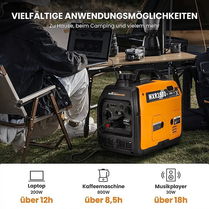 MaXpeedingrods Stromerzeuger 3300 Watt Benzin Inverter Stromerzeuger maXpeedingrods MXR 3500 - Nennleistung: 3 kW, Tankvolumen: 4 l - Ein schwarz-orangefarbener tragbarer Generator versorgt einen Laptop im Freien. Geeignet für Kaffeemaschinen und Musikplayer, ideal für Camping.