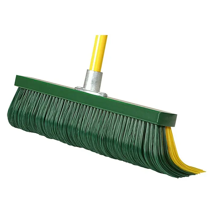Steuber Krallenbesen - Breite: 35 cm, Einsatzbereich: Garten - Dieser Artikel zeigt einen Straßenbesen mit grünem Borstenkopf und gelbem Stiel, ein unverzichtbares Werkzeug für Sauberkeit.