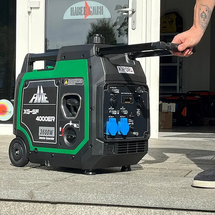 FME Stromerzeuger 3800 Watt Benzin Inverter Stromerzeuger FME XG-SF 4000ER - Nennleistung: 3,6 kW, Tankvolumen: 7,8 l - Grüner und schwarzer KIPOR 3600W Inverter-Generator XG-SF 4000ER mit Rädern, von einer Person gezogen.