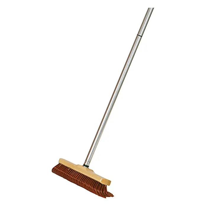 Steuber Krallenbesen - Breite: 28 cm, Einsatzbereich: Haushalt - Abgebildeter Steinstraßenbesen mit Holzfassung und Metallstiel, ideal für die Reinigung von Außenbereichen und Gehwegen.
