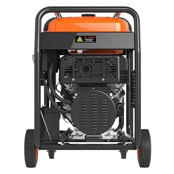 Genergy Stromerzeuger Benzin Stromerzeuger GENERGY IZOARD S ? 15kW (18.5kVA) 400V - Nennleistung: 4,6 kW, Tankvolumen: 50 l - Schwarzer und oranger mobiler Generator, Rückansicht, mit Motor, Tank und Rädern.