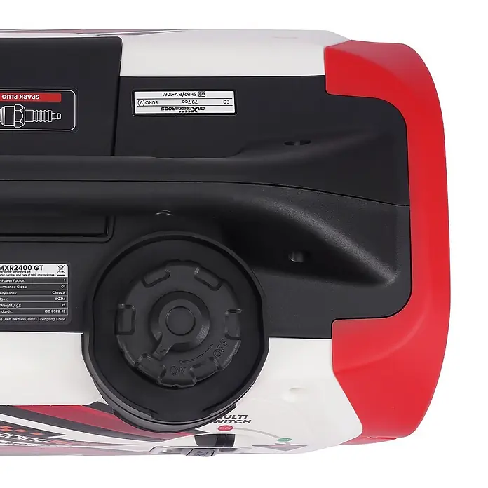 MaXpeedingrods Stromerzeuger 2000W Benzin Inverter Stromerzeuger mit App Steuerung maXpeedingrods M... - Nennleistung: 1,8 kW, Tankvolumen: 2 l - Tragbarer Inverter-Generator in weiß-schwarz-rotem Gehäuse mit Bedienfeld, Tankdeckel und Modellinformationen.
