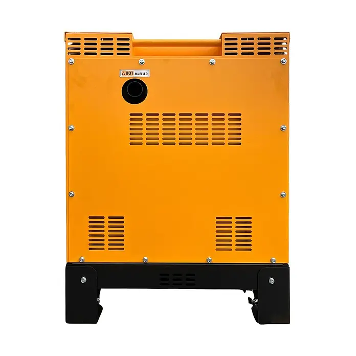 KIPOR Stromerzeuger Diesel AVR Stromerzeuger 16 kW / 20 kVA - KIPOR DG20000 - Nennleistung: 16 kW, Tankvolumen: 30 l - Rückansicht eines orangefarbenen Generators mit Lüftungsgittern, einem schwarzen Auspuff mit 'HOT MUFFLER'-Beschriftung und einer robusten schwarzen Basis.