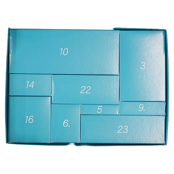 Makita Adventskalender 2026 - 24 -tlg. - Blauer Adventskalender mit nummerierten Schachteln, in einem Raster angeordnet, bereit für tägliche Überraschungen.