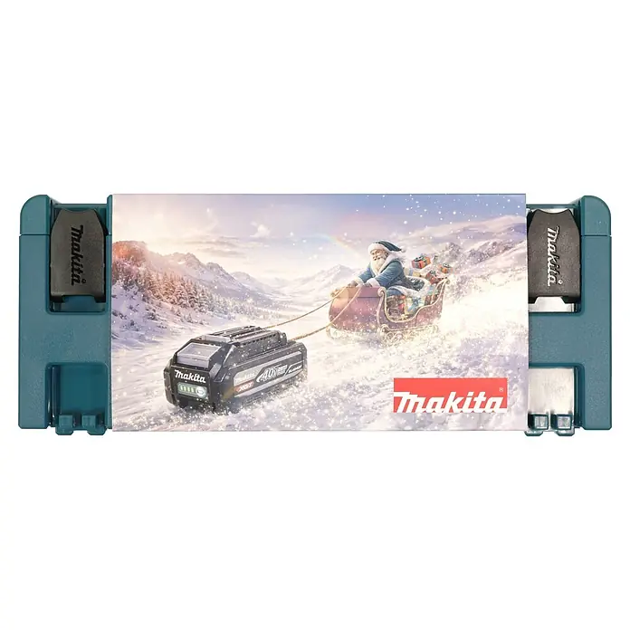 Makita Adventskalender 2026 - 24 -tlg. - Dunkelgraue Makita-Batterie zieht den Weihnachtsschlitten in Winterlandschaft, umrahmt von teal-farbenen Makita-Elementen.