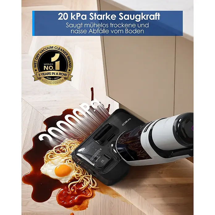 Tineco Akku-Nass-Trockensauger FLOOR ONE i5 Strech Plus - Saugkraft: 20.000 Pa, Akkulaufzeit: 30 min, Wassertankvolumen: 0,8 l - Schwarz-weißer Tineco Nass-/Trockensauger reinigt verschüttete Nudeln, Ei und Soße von Holzboden und demonstriert starke Saugkraft.