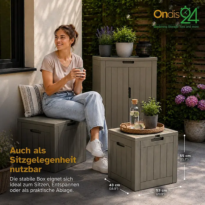 Ondis24 Garten-Aufbewahrungsbox - Taupe, Kunststoff - Graue Outdoor-Aufbewahrungsboxen in Holzoptik, eine als Sitzgelegenheit genutzt, eine als Beistelltisch. Eine Frau entspannt darauf.