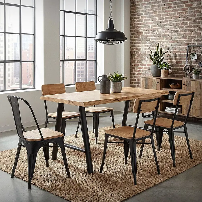 ML-Design Tischgestell Tischbeine Metall Schwarz 2er Set Tischgestell Outdoor wetterfest - L x B x H: 60 x 8 x 72 cm, Traglast: 300 kg, Stahl - Industrielles Esszimmer-Set mit Naturholz-Tisch mit Baumkante und schwarzen Metallstühlen auf einem Juteteppich in hellem Raum.