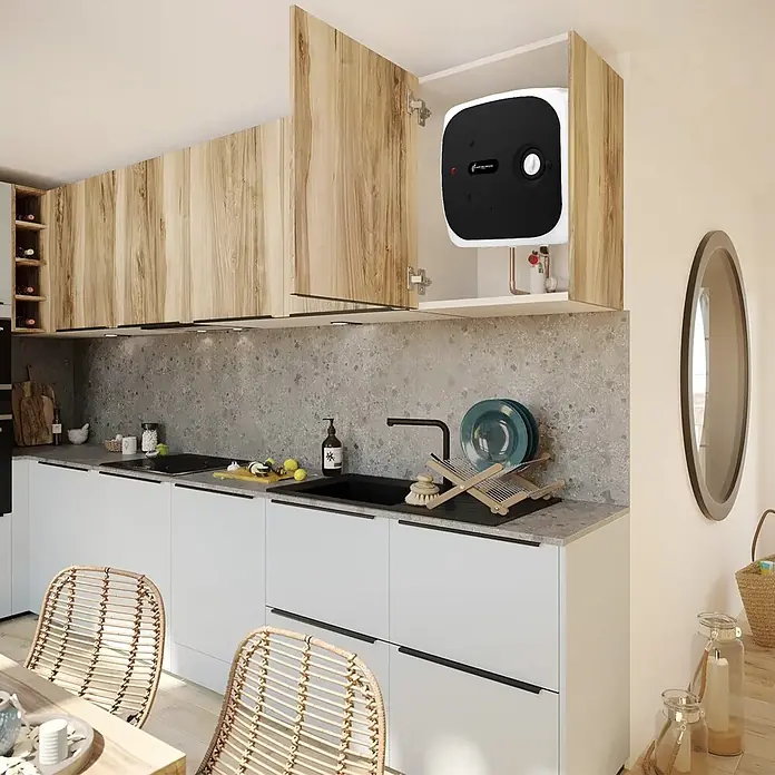 Sannover Warmwasserspeicher ADROS 15L Auf Spüle - 15 l, 1.500 W, Wandmontage - Kompakter schwarz-weißer Warmwasserbereiter, installiert in einem offenen Küchenschrank aus Holz über einem Waschbecken.