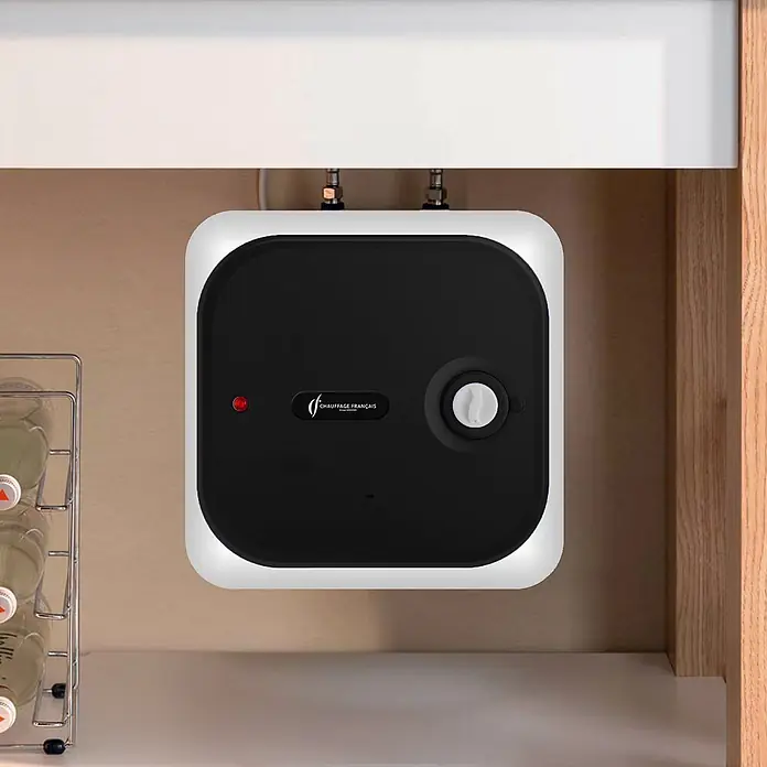 Sannover Warmwasserspeicher ADROS 15L unter der Spüle - 15 l, 1.500 W, Wandmontage - Schwarz-weißer quadratischer Warmwasserbereiter unter einem Schrank, mit roter Kontrollleuchte und Drehregler.