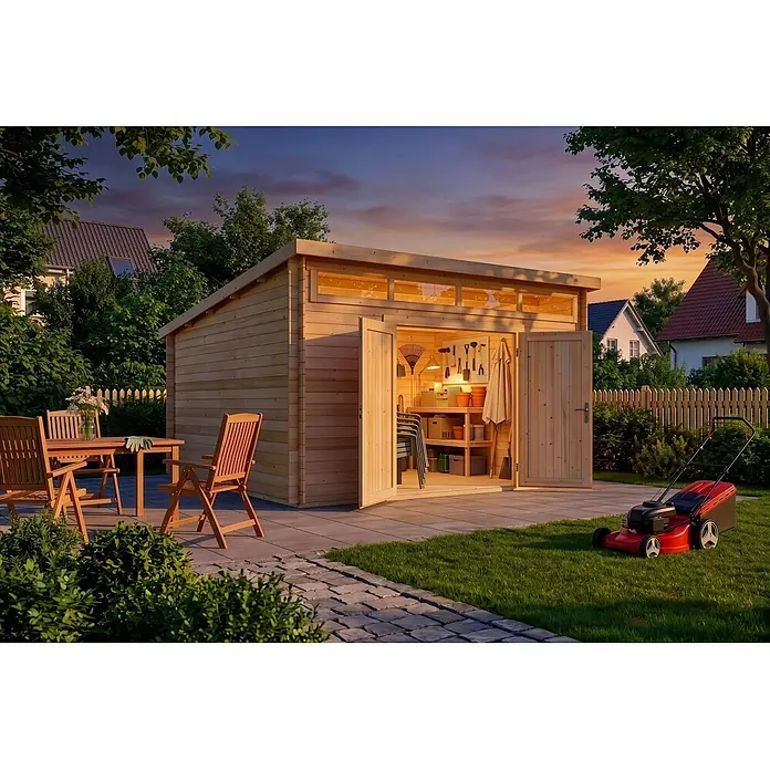 Alpholz Gartenhaus Maria Viva 28mm Wandstärke - Außenmaß inkl. Dachüberstand (B x T): 420 x 440 cm, Holz, Naturbelassen - Hölzernes Gartenhaus bei Dämmerung, offene Türen zeigen Werkzeuge und Regale. Gartenmöbel und Rasenmäher draußen.