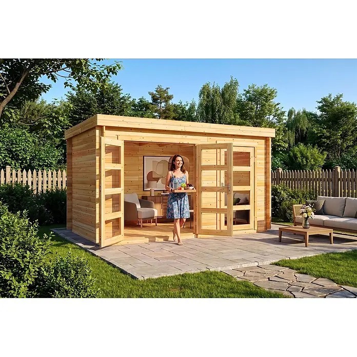Alpholz Gartenhaus ECO Set Paloma Grande 28mm Wandstärke - Außenmaß inkl. Dachüberstand (B x T): 398 x 230 cm, Holz, Naturbelassen - Ein heller Holzgartenpavillon mit offenen Türen in einem üppigen Garten, eine Frau tritt mit einem Tablett heraus, das seine Nutzung als Freizeitraum zeigt.
