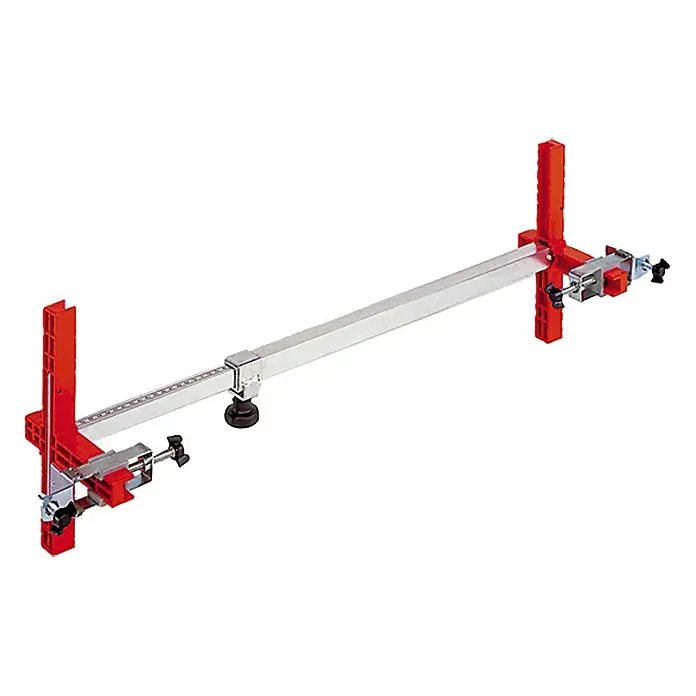Bessey Soporte para marcos de puerta - Anchura de sujeción: 565 mm - 1.010 mm - La imagen muestra una guía de corte de azulejos con dos soportes rojos y un riel plateado para cortes precisos.