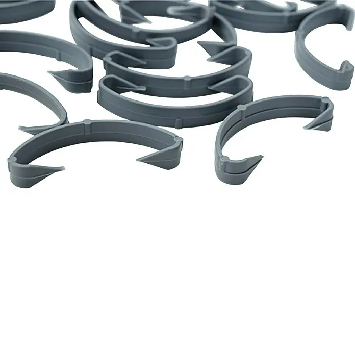 Thermaflex Clips - 50 Stk. - Nahaufnahme von mehreren grauen Lampenschirmen, die sich durch ihr geschwungenes Design und ihre Spitzen auszeichnen.