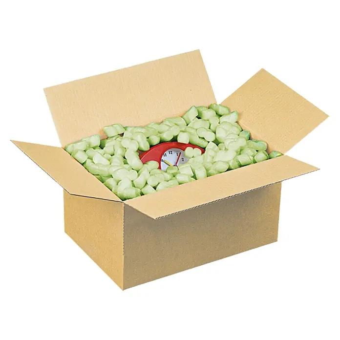 Füllmaterial für Haustierkäfige Soft-Fill - 15 l - Ein offener Karton ist mit grünen Verpackungschips gefüllt, darin liegt eine rote Uhr.