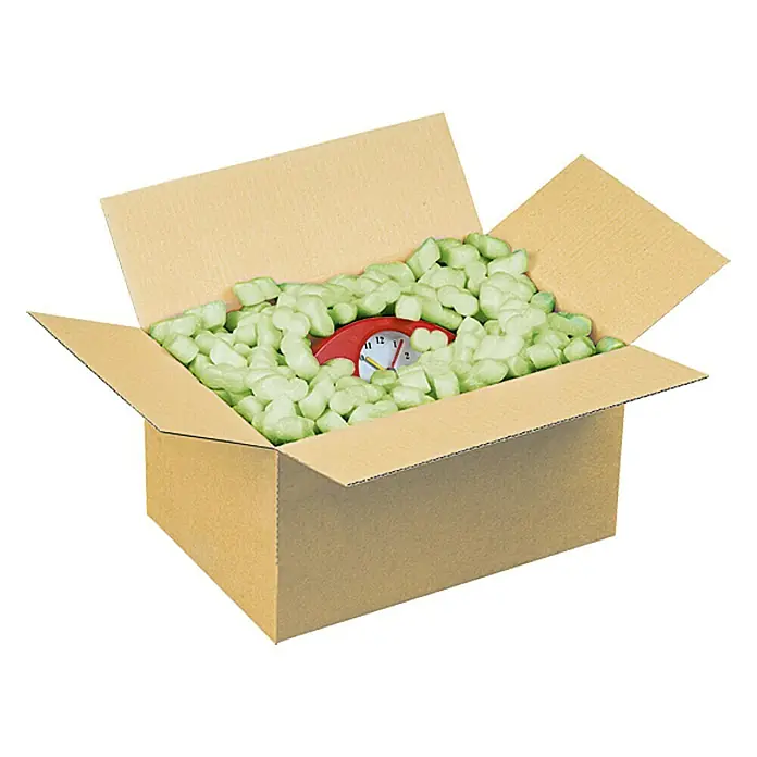 Füllmaterial Soft-Fill - 15 l - Ein offener Karton ist mit grünen Verpackungschips gefüllt, darin liegt eine rote Uhr.
