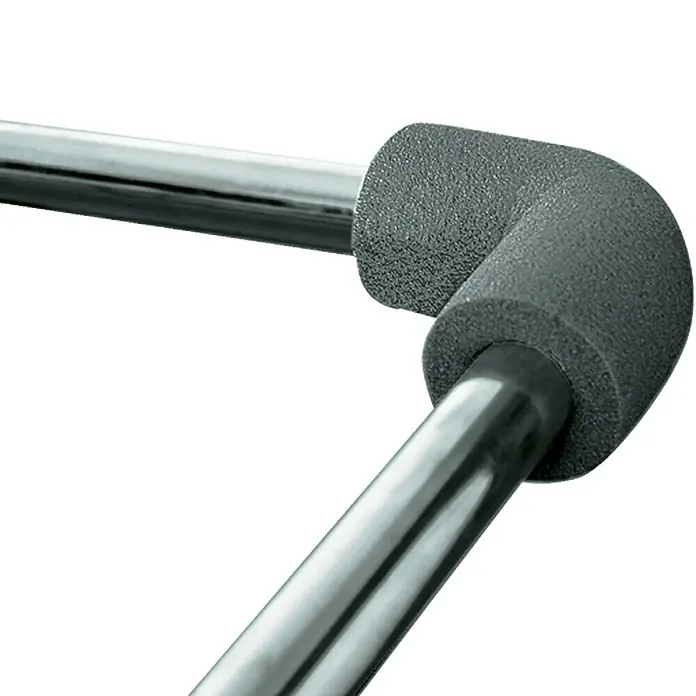 Thermaflex ThermaGo PE-Bogen 15/13 - Durchmesser: 15 mm, Dämmstärke: 13 mm - Das Bild zeigt einen Rohrisolierungsschaumstoff, der um ein verchromtes Winkelrohr gewickelt ist, um Schutz und Isolierung zu bieten.
