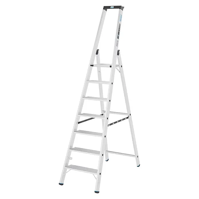 Krause Stehleiter XL 1x7 - Anzahl Tritte: 7 Stk., Arbeitshöhe: 250 cm, Belastbarkeit: 225 kg, Aluminium - Silber-weiße Aluminium-Stehleiter mit schwarzen und blauen Akzenten.