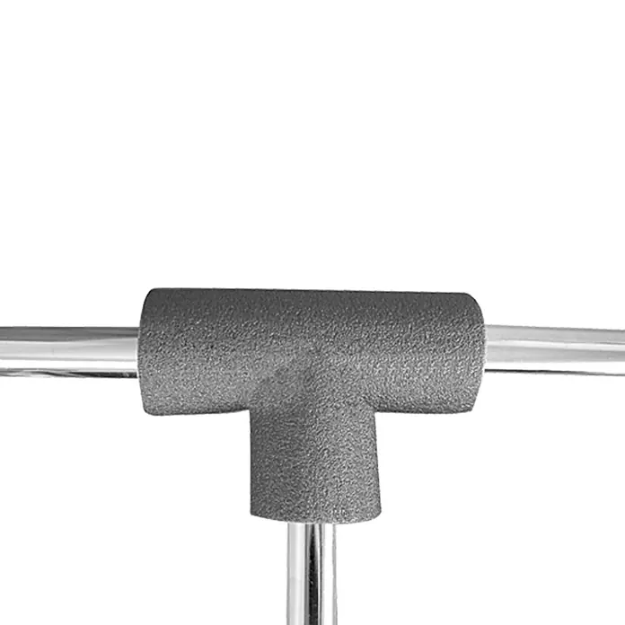 Thermaflex ThermaGo PE-T-Stück 15/13 - Durchmesser: 15 mm, Dämmstärke: 13 mm - Graue T-förmige Rohrverbindung verbindet zwei Chromrohre horizontal und ein Rohr vertikal.