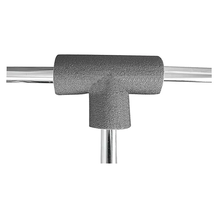 Thermaflex ThermaGo PE-T-Stück 15/13 - Durchmesser: 15 mm, Dämmstärke: 13 mm - Graue T-förmige Rohrverbindung verbindet zwei Chromrohre horizontal und ein Rohr vertikal.