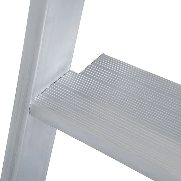 Krause Doppel-Klapptritt 2X4 Stufen - Anzahl Tritte: 8 Stk., Belastbarkeit: 225 kg, Aluminium - Nahaufnahme einer silbernen Aluminium-Leiterstufe mit rutschfesten Rillen und Seitenholm.