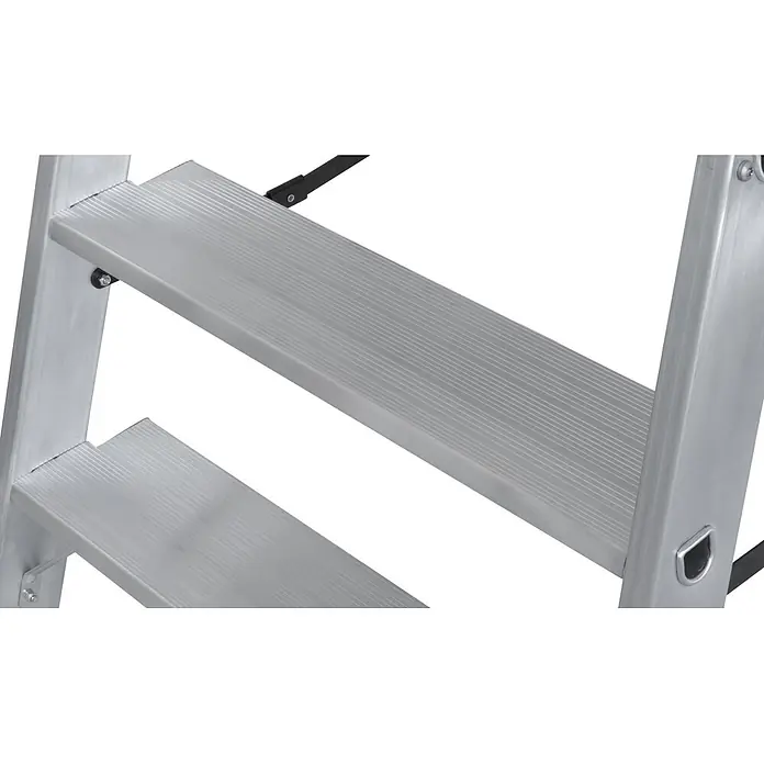 Krause Doppel-Klapptritt 2X4 Stufen - Anzahl Tritte: 8 Stk., Belastbarkeit: 225 kg, Aluminium - Nahaufnahme von silbernen Aluminiumleiterstufen mit rutschfesten Rillen und Seitenholmen.