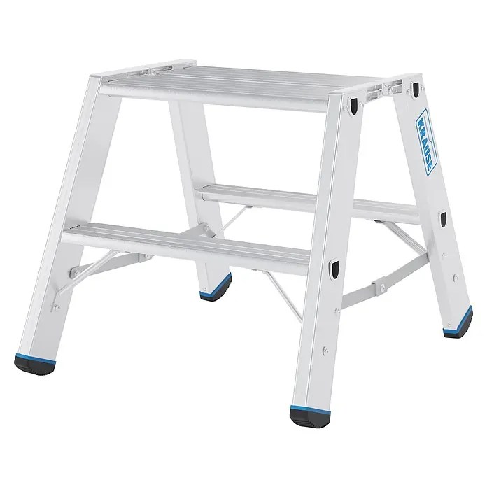 Krause Doppel-Klapptritt 80 2x2 Stufen - Anzahl Tritte: 4 Stk., Aluminium - Silberne Aluminium-Zweistufen-Stehleiter mit rutschfesten Füßen und KRAUSE-Branding.