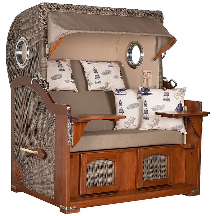 Mr. Deko Strandstuhl Strandkorb Düne Grande Bullauge Mahagoni PE Grey Dessin 540 - Teakholz. Polyrattan, Rückenlehne verstellbar, Braun - Brauner Rattan-Strandkorb mit dunklem Holzrahmen, beigen Polstern, nautischen Kissen, Bullaugen und ausziehbaren Tischen.