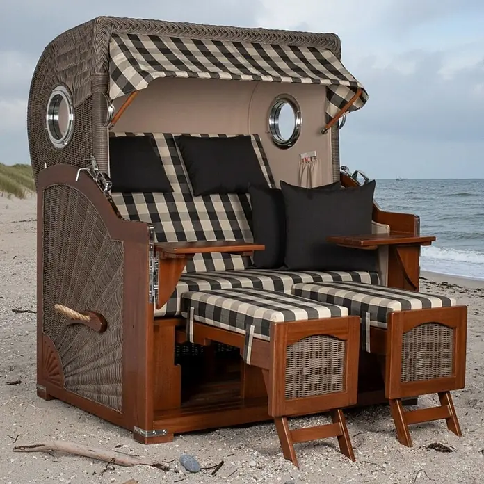 Mr. Deko Strandstuhl Strandkorb Düne Grande Bullauge Mahagoni PE Grey Dessin 505 - Teakholz. Polyrattan, Rückenlehne verstellbar, Braun, B x T x H: 142 x 95 x 170 cm - Brauner Strandkorb aus Korbgeflecht und Holz mit schwarz-beigen Karokissen und schwarzen Polstern, ausziehbaren Fußstützen und Seitentischen am Strand.