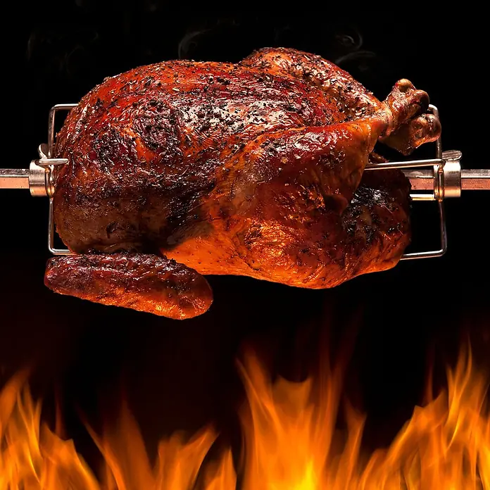 TAINO Drehspieß - Länge: 110 cm, Passend für: TAINO PLATINUM, PLATINUM YAMARA und TAINO BLACK 4 und 6 Brenner - Goldbraunes Brathähnchen am Spieß, mit Kräutern gewürzt, über offenem Feuer gebraten.