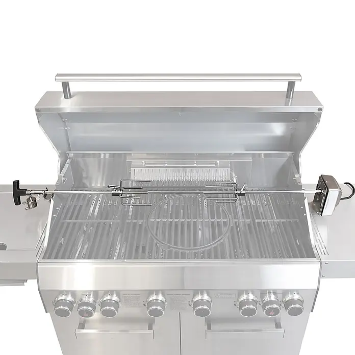 TAINO Drehspieß - Länge: 110 cm, Passend für: TAINO PLATINUM, PLATINUM YAMARA und TAINO BLACK 4 und 6 Brenner - Edelstahl-Rotisserie-Set mit Spieß, Gabeln und Elektromotor, auf einem Gasgrill montiert.